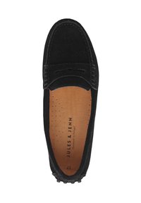 Schwarzer Wildleder-Slipper mit genähten Details und einer weichen Lederinnensohle. Die Sohle verfügt über kleine Gummistifte für besseren Halt.