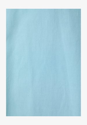 Lys blåt bomuldsstof med en glat tekstur og let glans. Har subtile folder, ensartet farve og ingen tydelige mønstre eller designs.