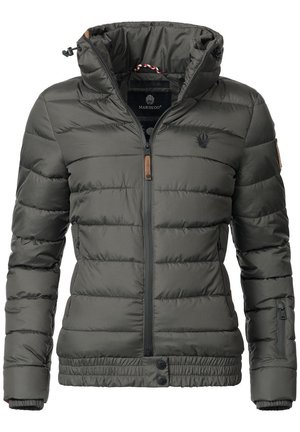 Dunkelgrüne gepolsterte Jacke mit durchgehendem Reißverschluss, Kapuze, elastischen Bündchen und zwei Seitentaschen. Texturiert mit horizontalen Nähten.