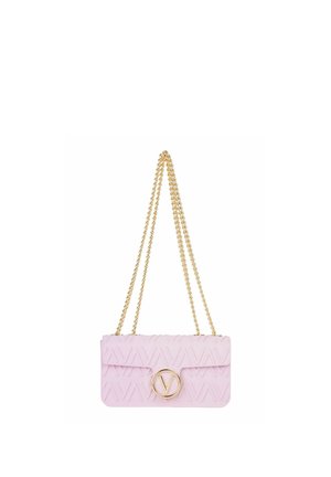 Borsa a tracolla rosa chiaro con motivo V in rilievo, chiusura rotonda con logo V dorato e doppia tracolla a catena dorata.