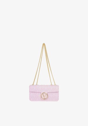 Sac à épaule rose clair avec motif V embossé, fermoir logo V doré circulaire et double bandoulière chaîne dorée.
