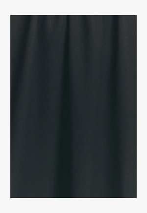 Čierna tkanina s hladkou textúrou a jemným leskom, zobrazujúca drapériu. Žiadne vzory ani kovania nie sú viditeľné.