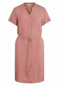 Šaty s krátkým rukávem ve tvaru A z růžové látky, s knoflíkovým zapínáním vpředu, límečkem, kapsou na hrudi a opaskem na zavázání v pase.