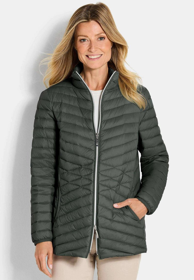 Donkergroene gewatteerde jas met een doorgestikt ontwerp, hoge kraag en rits aan de voorkant; heeft zijzakken en een soepele textuur.
