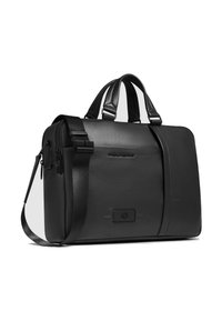 Schwarze Ledertasche mit zwei Griffen, verstellbarem Schultergurt und Klappenverschluss. Glatte Textur mit minimalem Branding auf der Vorderseite.