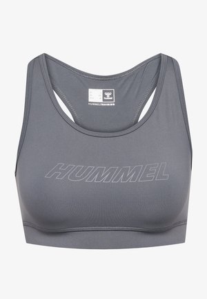 Szary biustonosz sportowy z okrągłym dekoltem i wąskimi ramiączkami. Zawiera logo "HUMMEL" w ciemniejszym odcieniu szarości. Wykonany z elastycznej tkaniny o gładkiej fakturze.