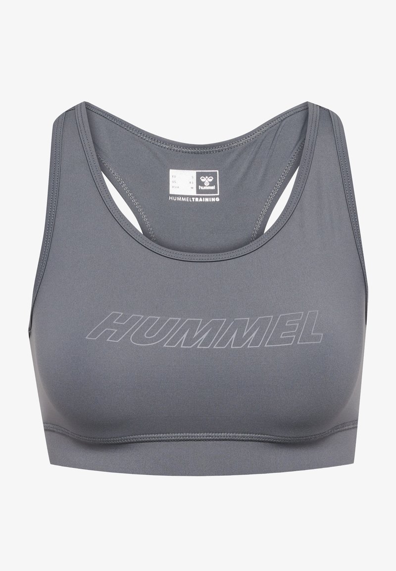 Grå sportbehå med rundad halsringning och smala axelband. Har en "HUMMEL"-logotyp i en mörkare grå nyans. Tillverkad av sträckbart tyg med en jämn yta.