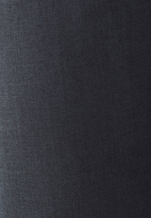 Temna tkanina z gladkim, teksturiranim tkanjem. Barva je globokih ogljeno sivi tonov, enotna brez vidnih vzorcev ali poudarkov.