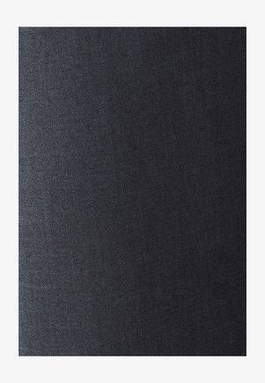 Temna tkanina z gladkim, teksturiranim tkanjem. Barva je globokih ogljeno sivi tonov, enotna brez vidnih vzorcev ali poudarkov.