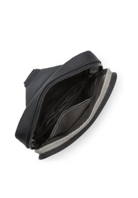 Borsa nera con zip e superficie texturizzata; l'interno presenta una fodera grigia e due scomparti per l'organizzazione. Design compatto e funzionale.