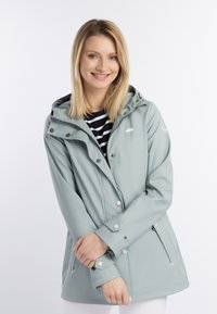 Ljusblå regnjacka med huva, tryckknappar och fickor med dragkedja. Mjuk, slät textur med en liten paraplylogotyp på bröstet.