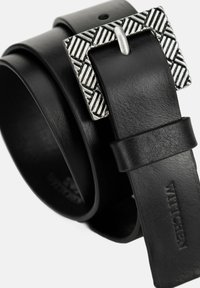 Cinturón de cuero negro con una hebilla rectangular de plata texturizada, que presenta un diseño patrón. Se puede ver la correa de ajuste. Textura suave en general.