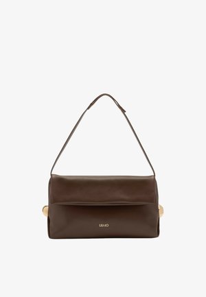 Bruine leren handtas met een omklapdesign, gouden hardwareaccenten en een afneembare schouderriem. Voorzien van een gegraveerd logo aan de voorkant.