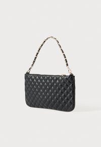 Czarna pikowana torebka wykonana z materiału syntetycznego, wyposażona w łańcuszkowy pasek i zapięcie na zamek błyskawiczny, o gładkiej fakturze i wzorze diamentowym.