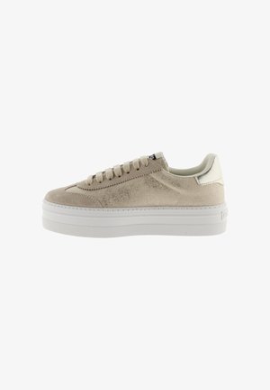 Sneakers met een beige bovenwerk van suède en stof, met een ronde neus, een witte plateauzool en een voorzijde met veters en zes veteroogjes.