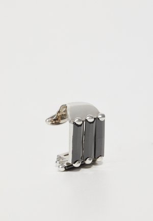 Bague en argent avec trois pierres noires rectangulaires verticales, finition lisse, polie et bande arrondie.