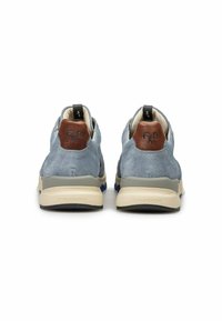 Blaue Wildledersneaker mit braunen Lederelementen. Mit einer grauen Gummisohle und einem schwarzen Ziehband für einfaches An- und Ausziehen. Die Rückansicht zeigt das Logoschild.