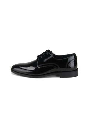 Zwarte gepolijste leren heren nette schoenen met gesloten vetersluiting en een lage gestapelde hak, weergegeven in rechterzijaanzicht op een witte achtergrond.