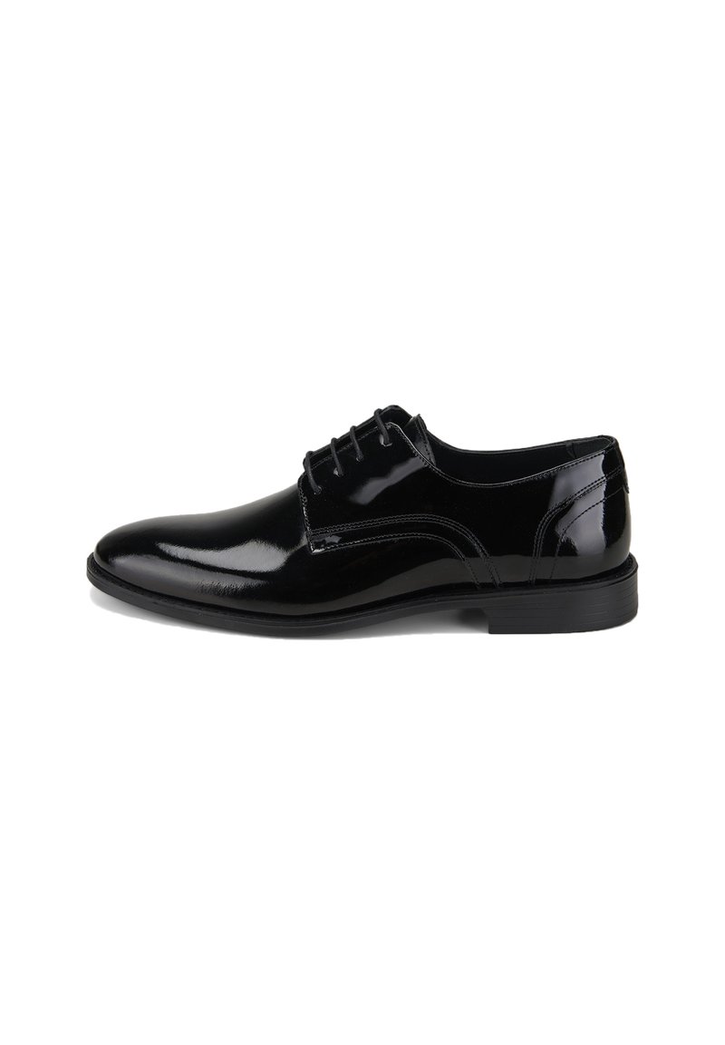 Chaussure de ville pour homme en cuir verni noir avec un laçage fermé et un talon bas empilé, présentée en profil droit sur fond blanc.
