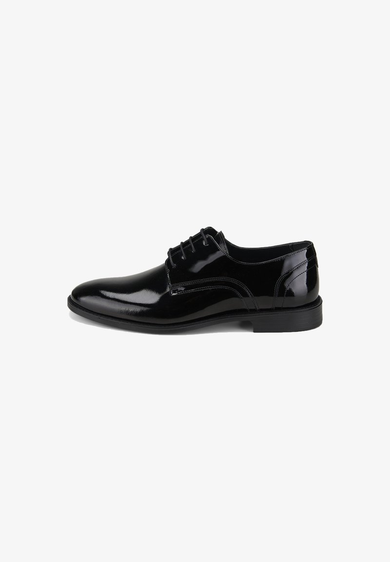 Chaussure de ville pour homme en cuir verni noir avec un laçage fermé et un talon bas empilé, présentée en profil droit sur fond blanc.