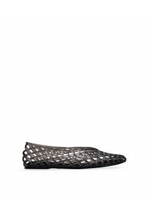 Zapato plano negro con diseño tipo rejilla, tejido abierto y puntera puntiaguda, mostrado de perfil sobre fondo blanco.
