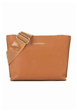 Sac bandoulière Valentino en cuir tanné à texture, avec une large bandoulière réglable et un logo argenté au centre avant.