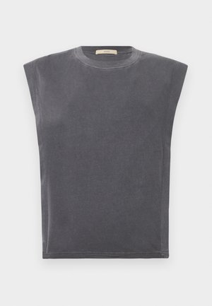 Haut gris sans manches avec un col rond. Tissu doux et texturé avec des coutures minimales, présentant des épaules larges et une coupe décontractée.