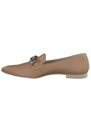 Chaussure en cuir beige clair avec un bout pointu, texture perforée et accent en chaîne métallique sur le cou-de-pied. Talon bas et plat.