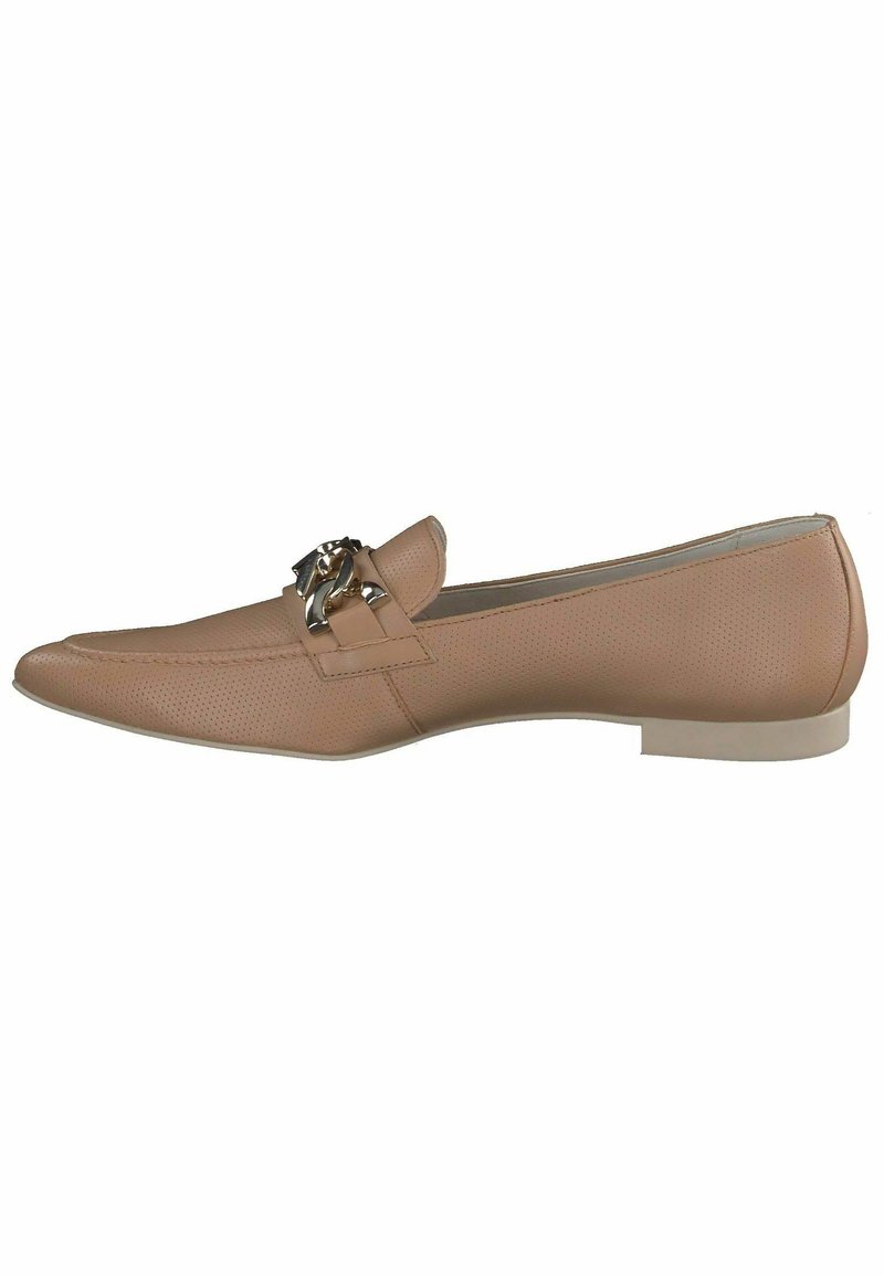 Chaussure en cuir beige clair avec un bout pointu, texture perforée et accent en chaîne métallique sur le cou-de-pied. Talon bas et plat.