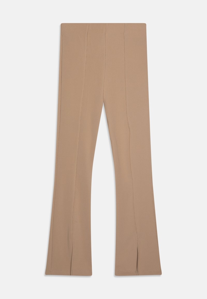 Pantalons évasés beiges en tissu texturé, avec des détails de coutures verticales et des fentes au bas pour un design supplémentaire.