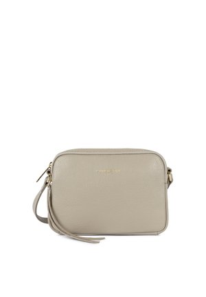 Sac bandoulière rectangulaire en cuir beige avec fermeture éclair dorée, bracelet-poignet et logo de marque embossé subtil à l'avant.