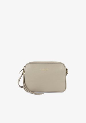 Sac bandoulière rectangulaire en cuir beige avec fermeture éclair dorée, bracelet-poignet et logo de marque embossé subtil à l'avant.