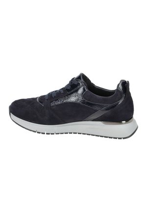 Marineblauer Wildleder-Sneaker mit strukturierten Lederelementen, runder Zehenpartie, Schnürdesign und einer weißen Schaum-Zwischensohle. Verfügt über ein gemustertes Obermaterial.