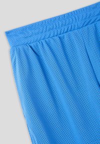 Shorts a rete azzurro chiaro con vita elastica, caratterizzati da una texture perforata traspirante e una vestibilità ampia e rilassata.