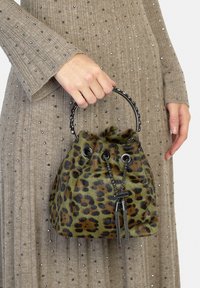 Borsa rotonda con manico in pelliccia sintetica verde con stampa leopardata; presenta una chiusura con coulisse e dettagli in catena argentata; design testurizzato.