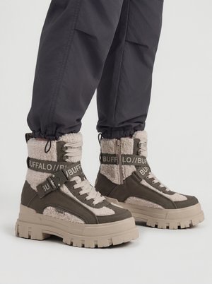 Buffalo, ASPHA COM1 WARM - Botas para la nieve - khaki/cream