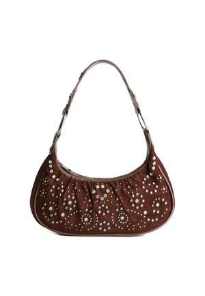 Borsa a spalla in suede marrone a forma di mezzaluna, decorata con borchie rotonde d'argento e oro in modelli floreali e circolari.