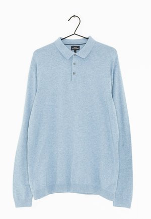 Polo a maniche lunghe azzurro chiaro con tre bottoni, mostrato appeso a una gruccia nera su sfondo bianco.