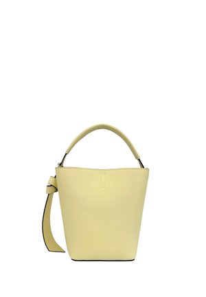 Sac seau en cuir couleur crème avec une poignée unique sur le dessus et une sangle latérale passée à travers un anneau métallique.