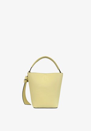 Sac seau en cuir couleur crème avec une poignée unique sur le dessus et une sangle latérale passée à travers un anneau métallique.