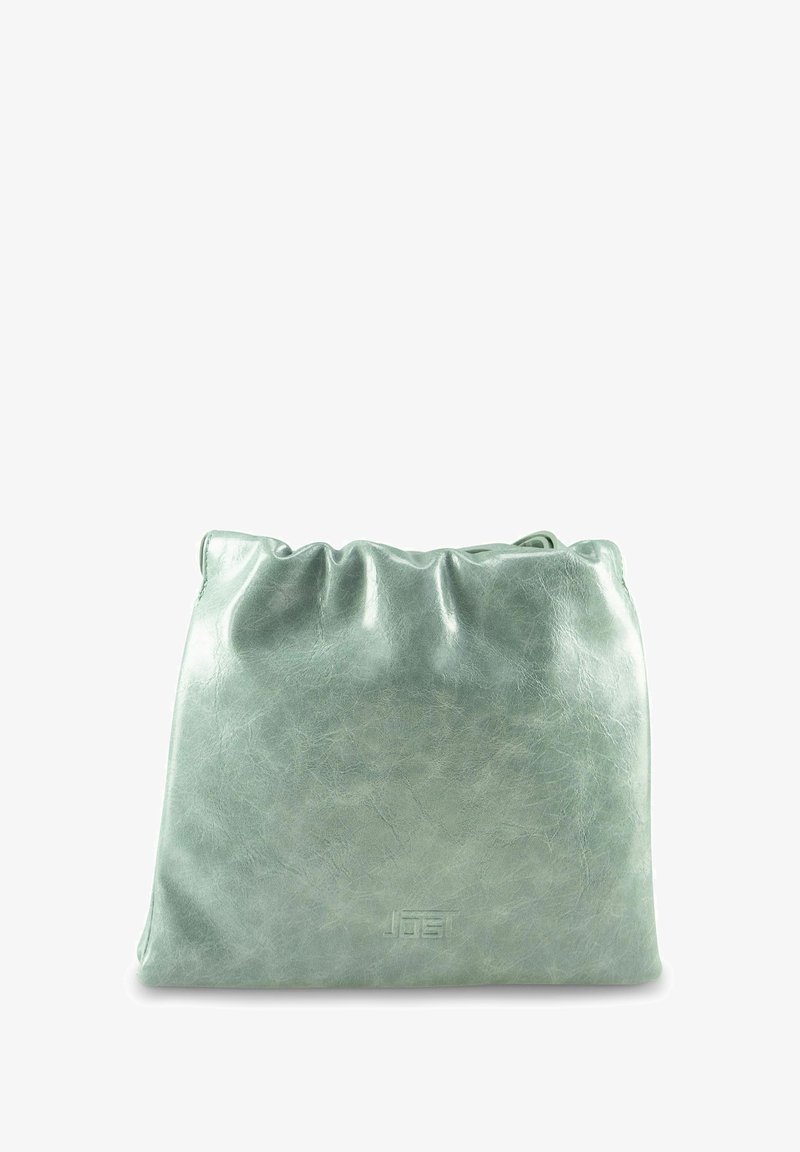 Sac en cuir vert avec une texture plissée, présentant un dessus froncé et un détail de logo embossé. Matériau doux et souple. Forme carrée.