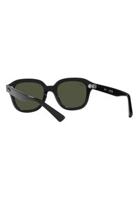 Occhiali da sole in plastica nera con lenti verde smeraldo, design quadrato e aste eleganti con dettagli delicati e cerniera metallica.