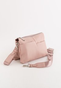 Růžová kroužková kožená crossbody taška se zipovým uzávěrem, nastavitelným popruhem a polstrovaným předním vzhledem, s akcenty ze stříbrné barvy.