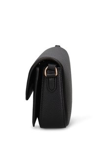 Borsa a mano in pelle nera testurizzata, forma rettangolare, con chiusura a patta e dettaglio hardware color oro sulla maniglia.