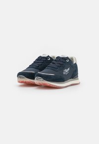 Dunkelblaues Sneaker-Modell mit Obermaterial aus Wildleder, strukturierten Schnürsenkeln und weißem Logo. Durchsichtige Gummisohle mit rotem Akzent. Runde Zehenform.