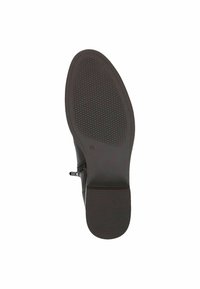 Suela de zapato negra con una superficie texturizada y goma, que presenta un tacón bajo y una ligera curvatura hacia arriba en la puntera para mejorar el agarre y la flexibilidad.