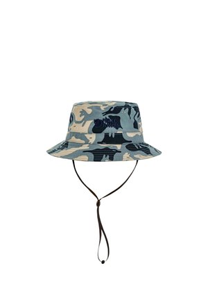 Camouflage bucket hat met brede rand, verstelbare kinriem en "Fjallraven" logo geborduurd op de voorkant.