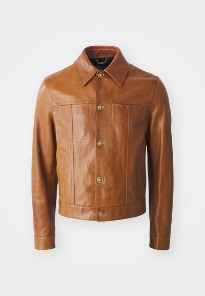 Braune Lederjacke mit Kragen, ausgestattet mit vier Vordertaschen und goldenen Knopfverschlüssen, die eine glatte Textur und ein elegantes Design präsentiert.