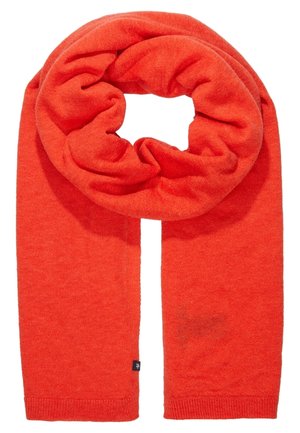 Kirkkaan oranssi neulottu huivi siististi taiteltuna, näkyvillä uritetut reunat ja pieni musta kangasmerkki toisessa päässä.