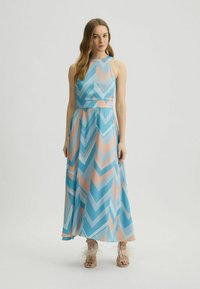 Sukienka maxi w niebiesko-różowym jasnoniebieskim w wzór zygzakowaty, z dekoltem halter i zwiewnym dołem. Posiada miękką tkaninę oraz detaliczne akcenty.